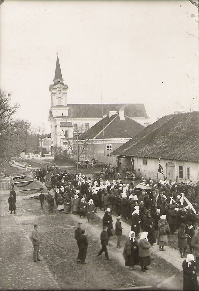 Laidotuvių procesija Joniškėlyje